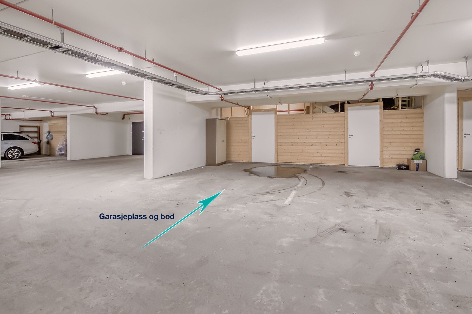 Garasjeplass i kjeller med tilgang til heis. Bod i bakkant av garasjeplass. Galleribilde