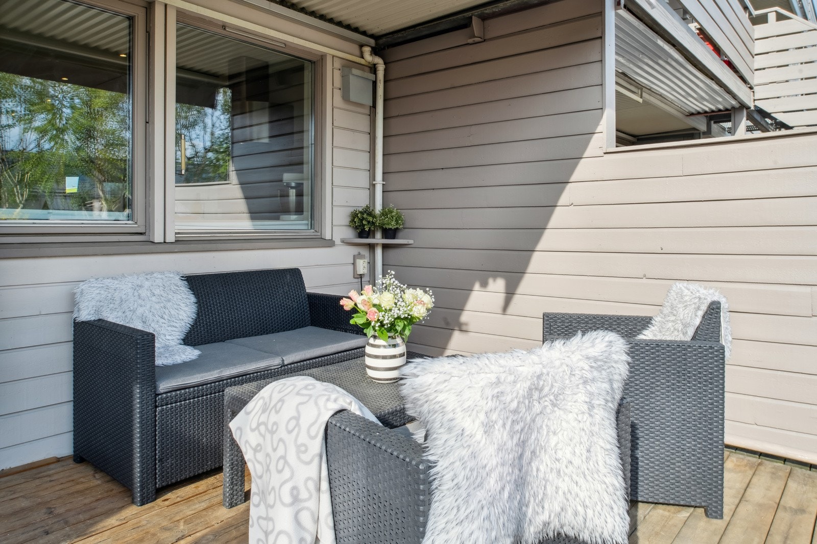 Terrassen har god plass til å innredes med både spisegruppe, loungemøblement, grill etc. Galleribilde