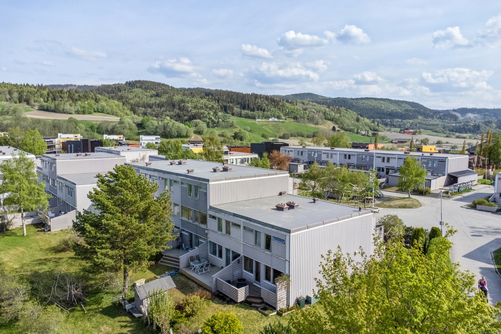 Meget fin og familievennlig beliggenhet med gangavstand til det man trenger i hverdagen. Galleribilde