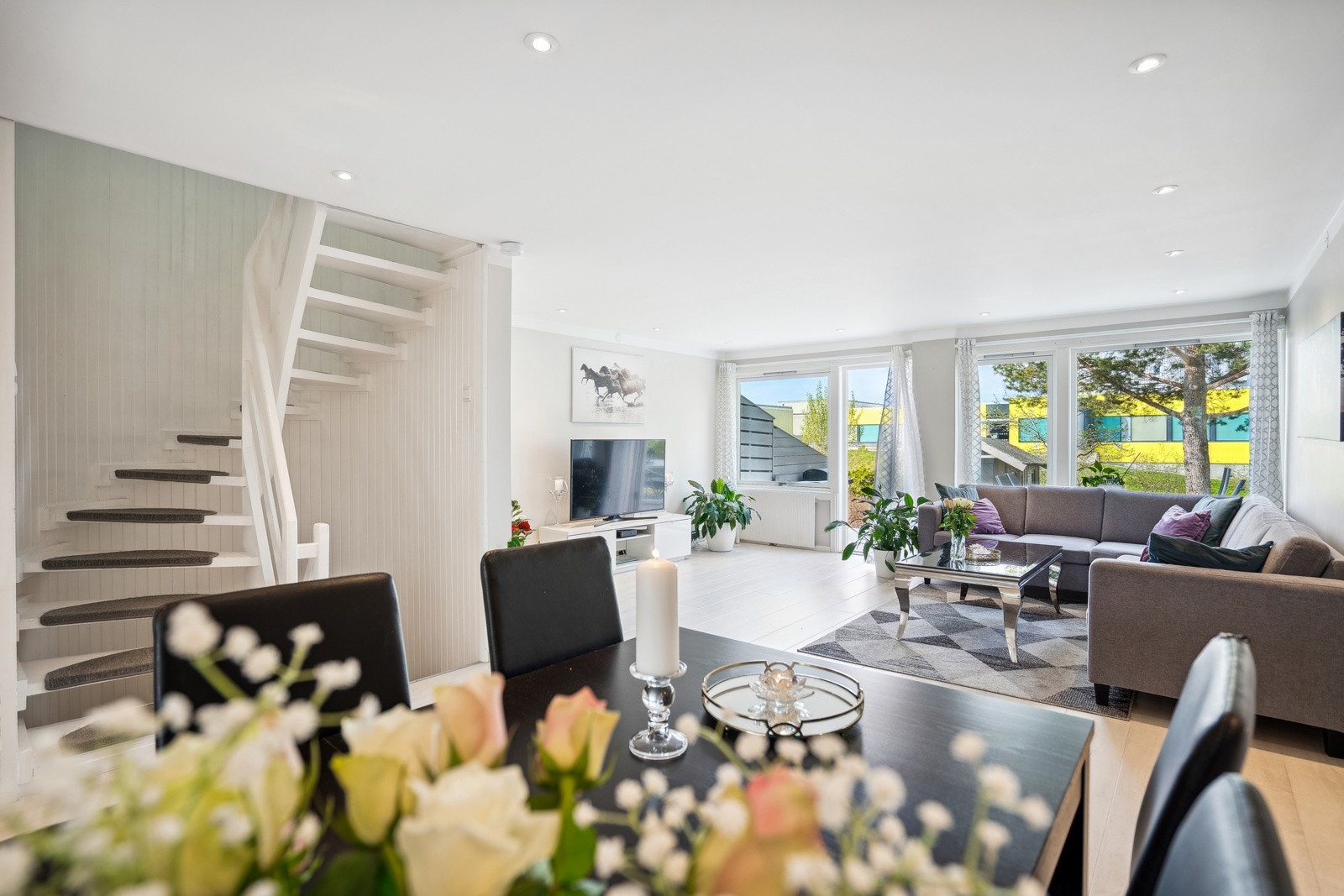 Svært god og fin belysning med downlights i tak på stue og kjøkken. Galleribilde