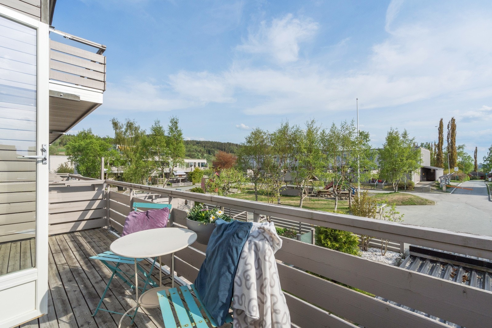 Her nyter man gode solforhold og hyggelig utsikt over borettslaget. Galleribilde