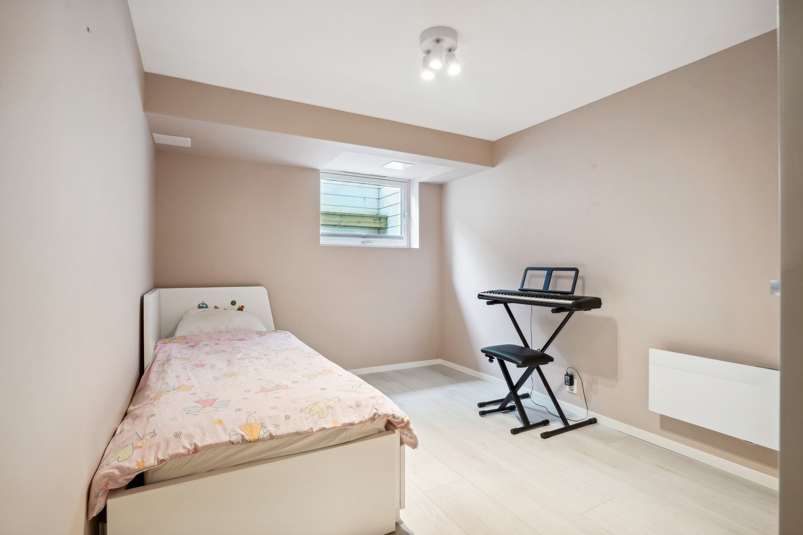 De 2 soverommene i kjelleren er begge på 9 kvm og har god plass til seng, garderobe og kontorpult. Galleribilde