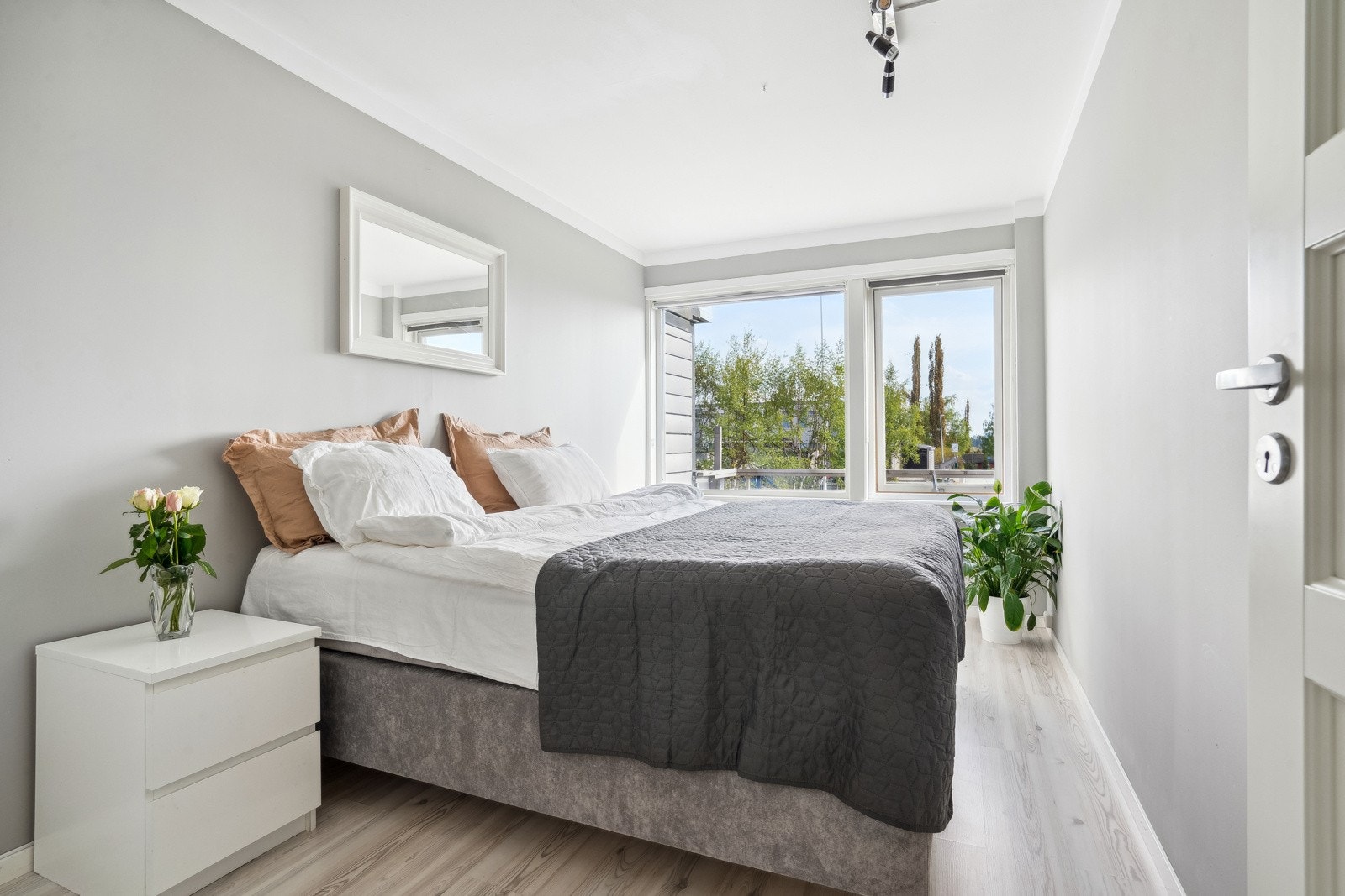 Alle rom fremstår tiltalende og har plass for garderobe og kontorpult. Galleribilde