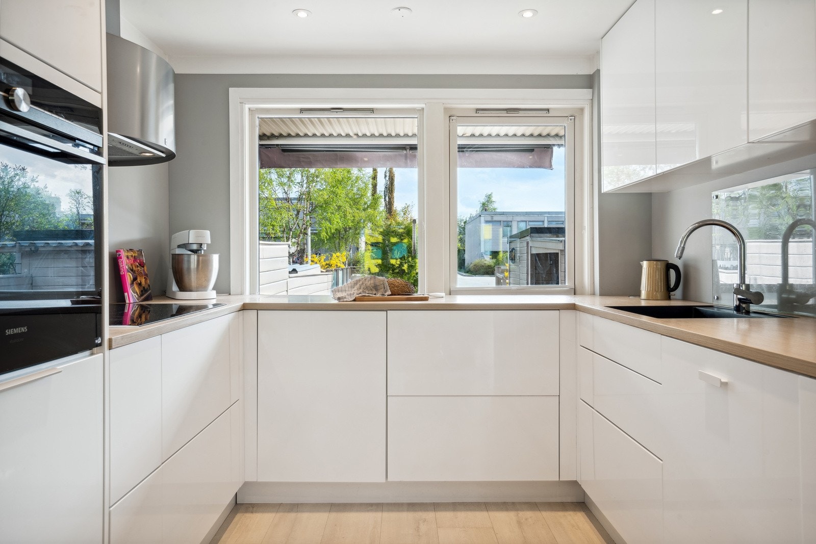 Kjøkkenet har et moderne og tidløst design i tråd med boligens fine standard. Galleribilde