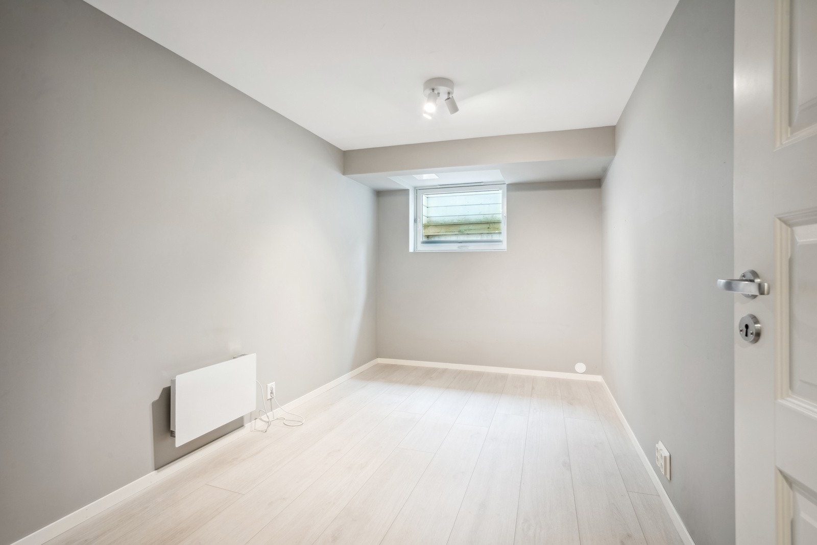 Rommene oppleves som svært innbydende med moderne fargevalg på vegger. Galleribilde