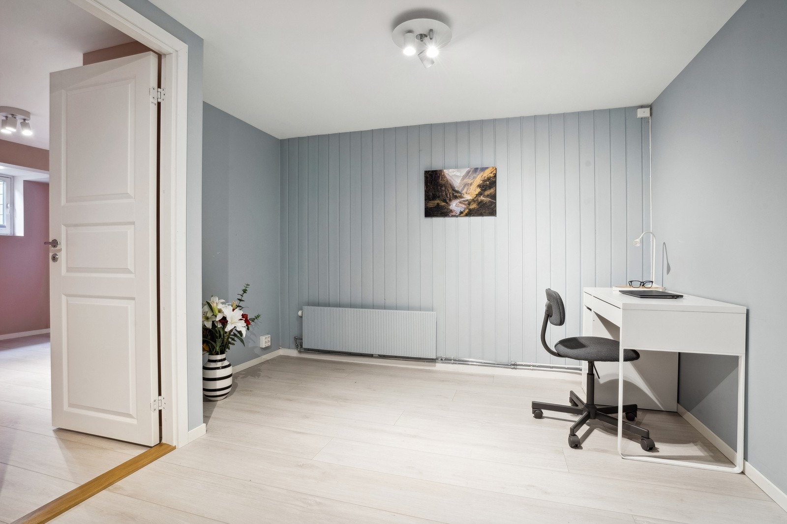 Tar du trappeløpet ned til kjelleretasjen ankommer du en kjellerstue som fordeler seg til soverom, trimrom og bod. Galleribilde
