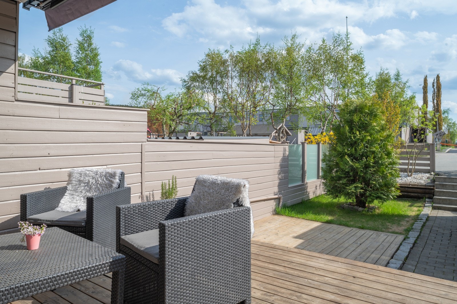 Ved inngangspartiet er det en koselig hage og terrasse med morgen- og formiddagssol. Galleribilde