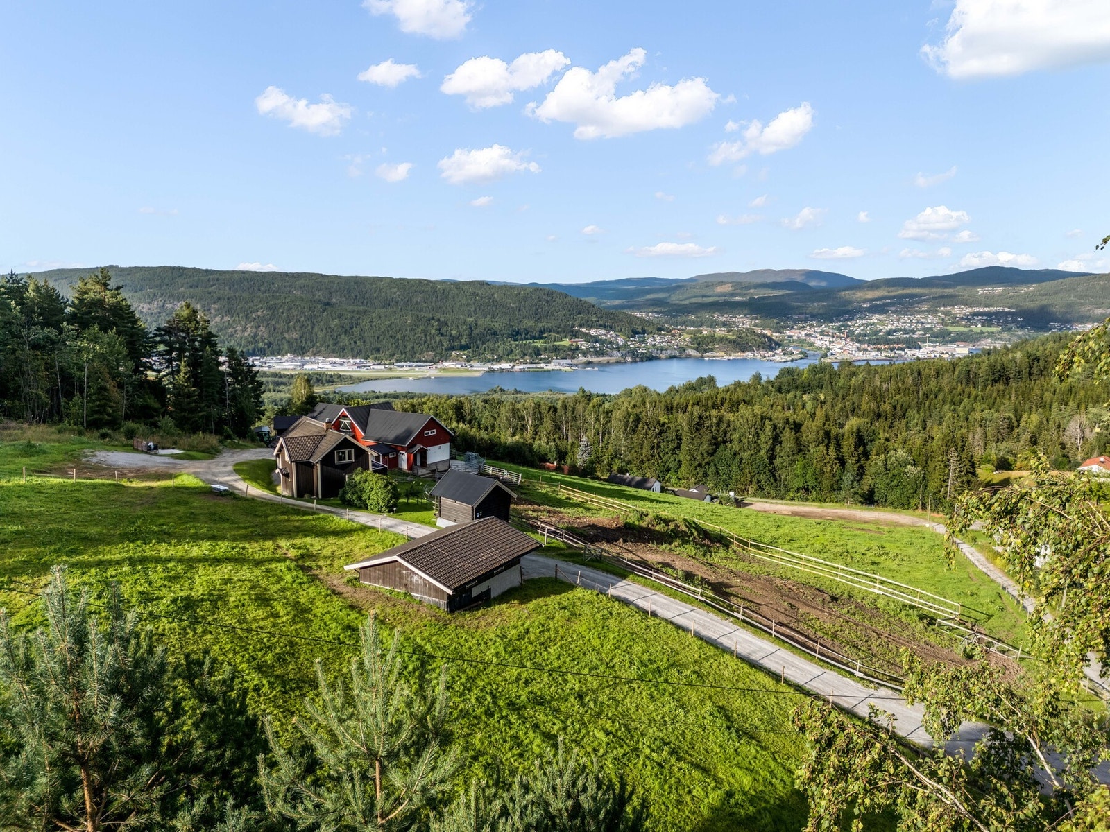 Idyllisk beliggende småbruk med mulighet for dyrehold. Galleribilde