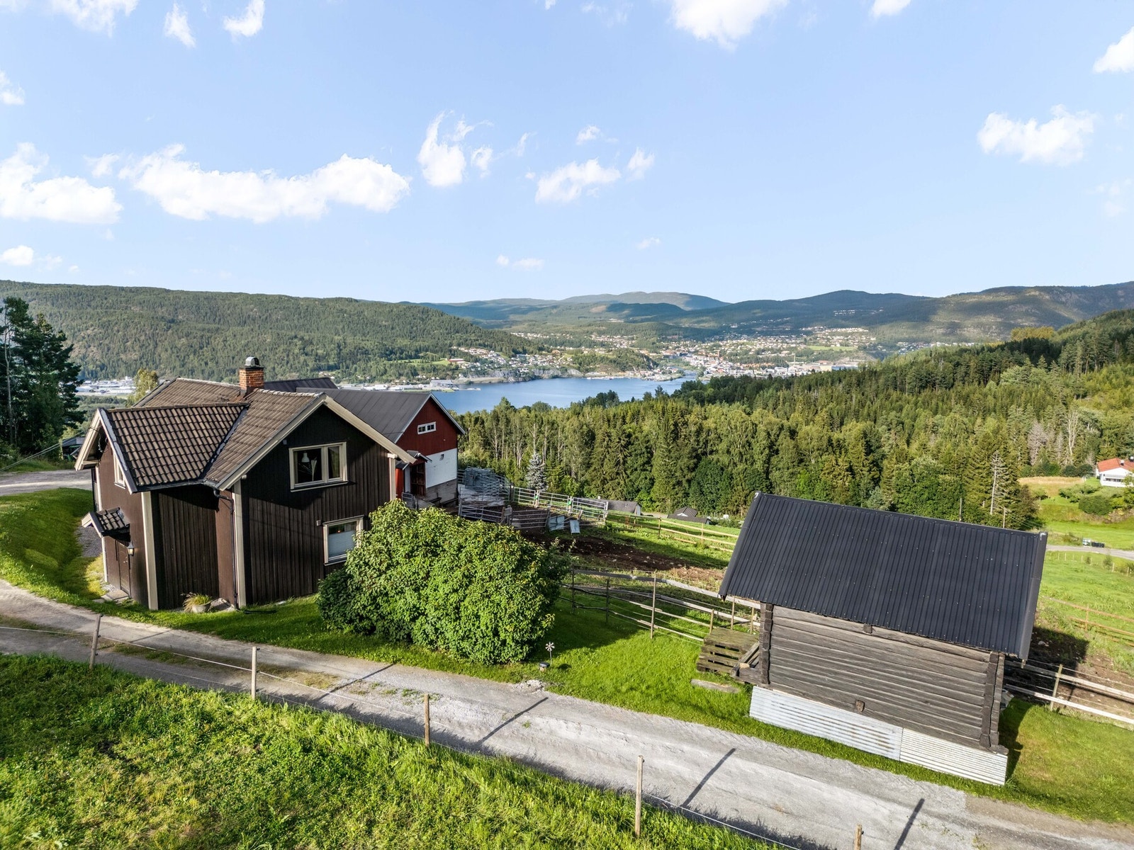 Frida Henriksveen v/Lokalmegleren & Partners har gleden av å presentere Tåråfjellvegen 135! Galleribilde