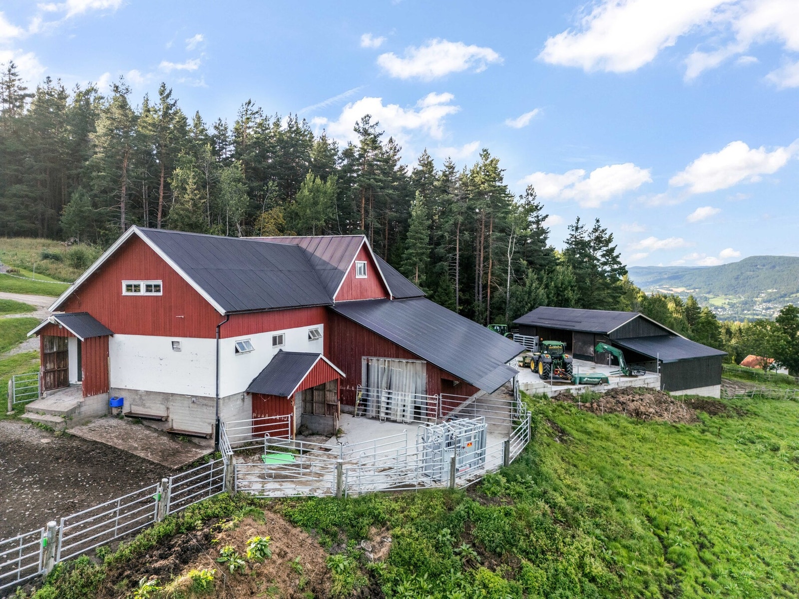 Låve og driftsbygning med grunnflate på 265 m2. Antatt oppført ca. 1954, senere ombygd og påbygd. Selger har gjort utbedringer og diverse tiltak i driftsbygningen. Bygget er oppført med grunnmur av naturstein, betong og murkonstruksjoner. Veggkonstruksjon Galleribilde