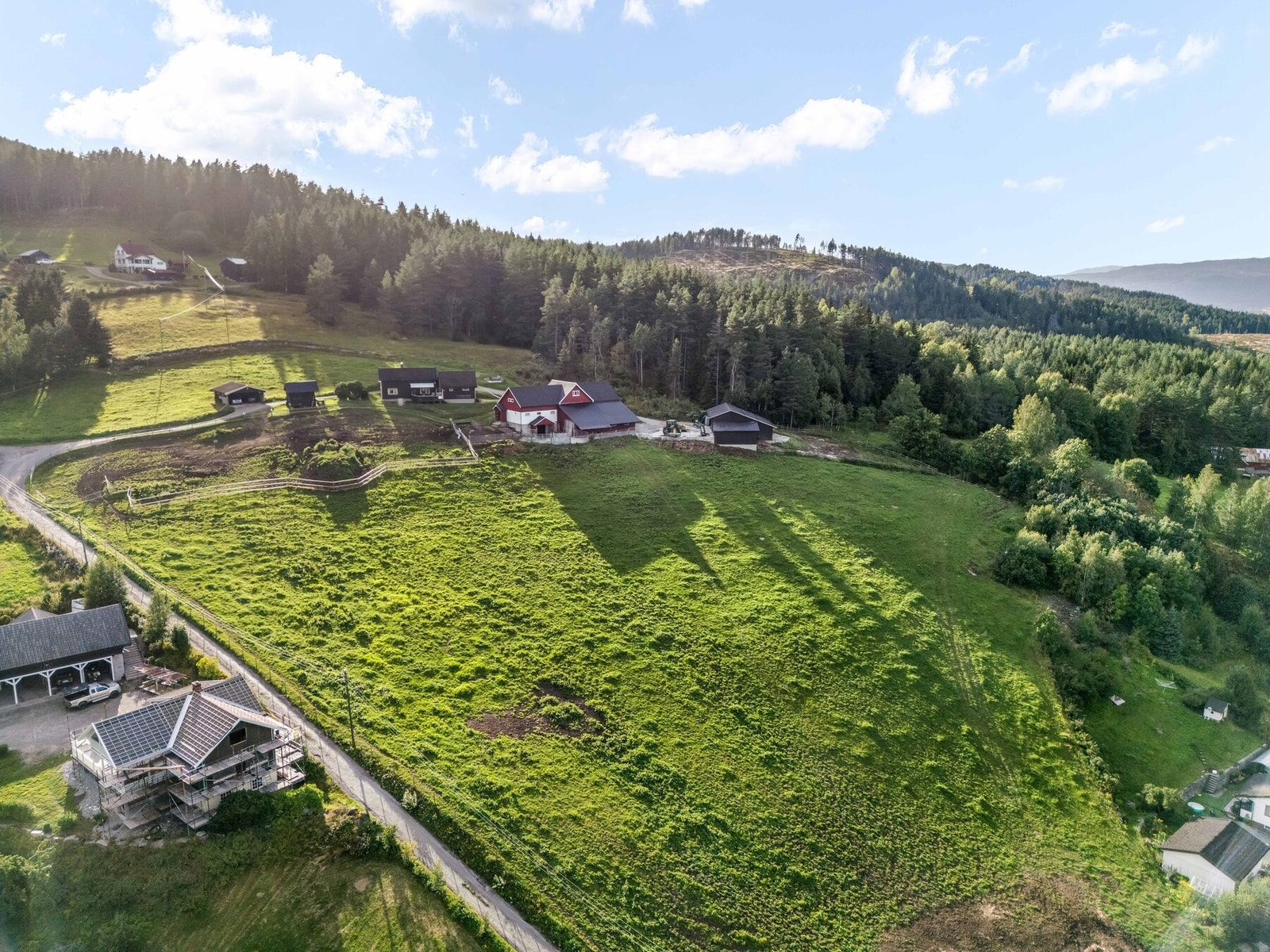 Flott småbruk med tun og jorder på høyde ovenfor Heddalsvannet. Det er flott utsikt mot kulturlandskap, inn mot Notodden sentrum og vannet.
Eiendommen består av 2 teiger, en med skog og innmarksbeite og en med fulldyrka jord, tun og bygninger. Galleribilde