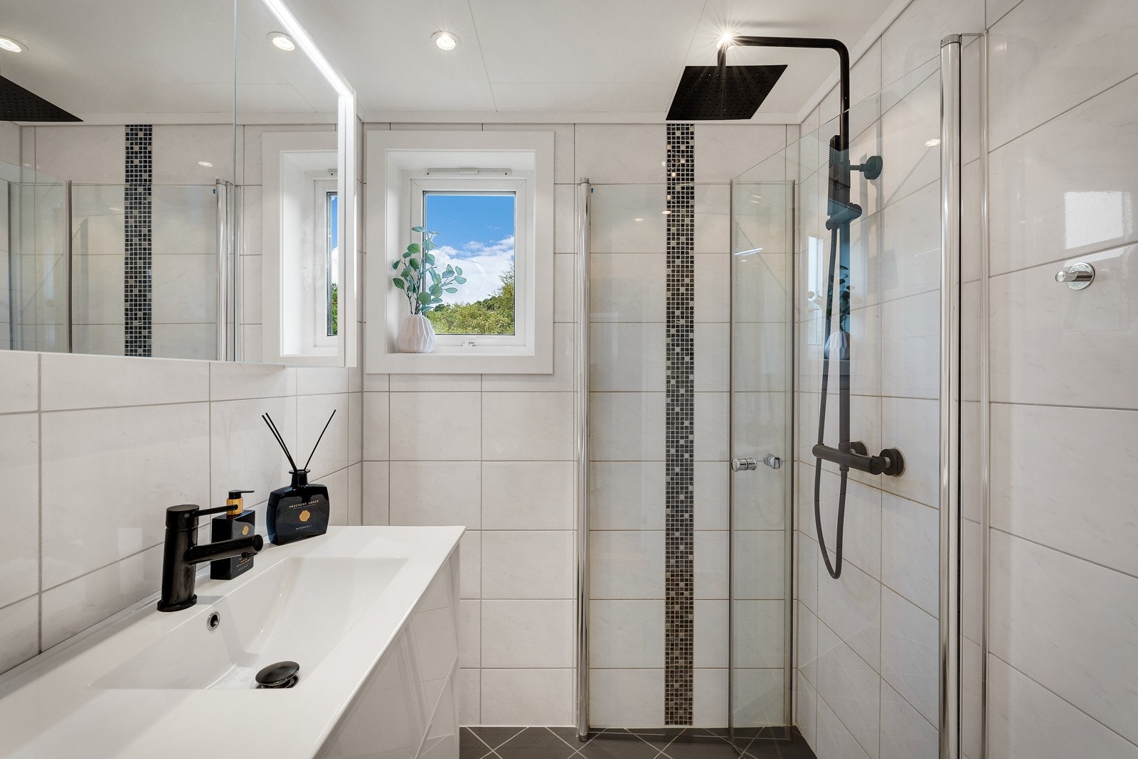 - Badet er helfliset, har gulvvarme og spotter i himling - Galleribilde
