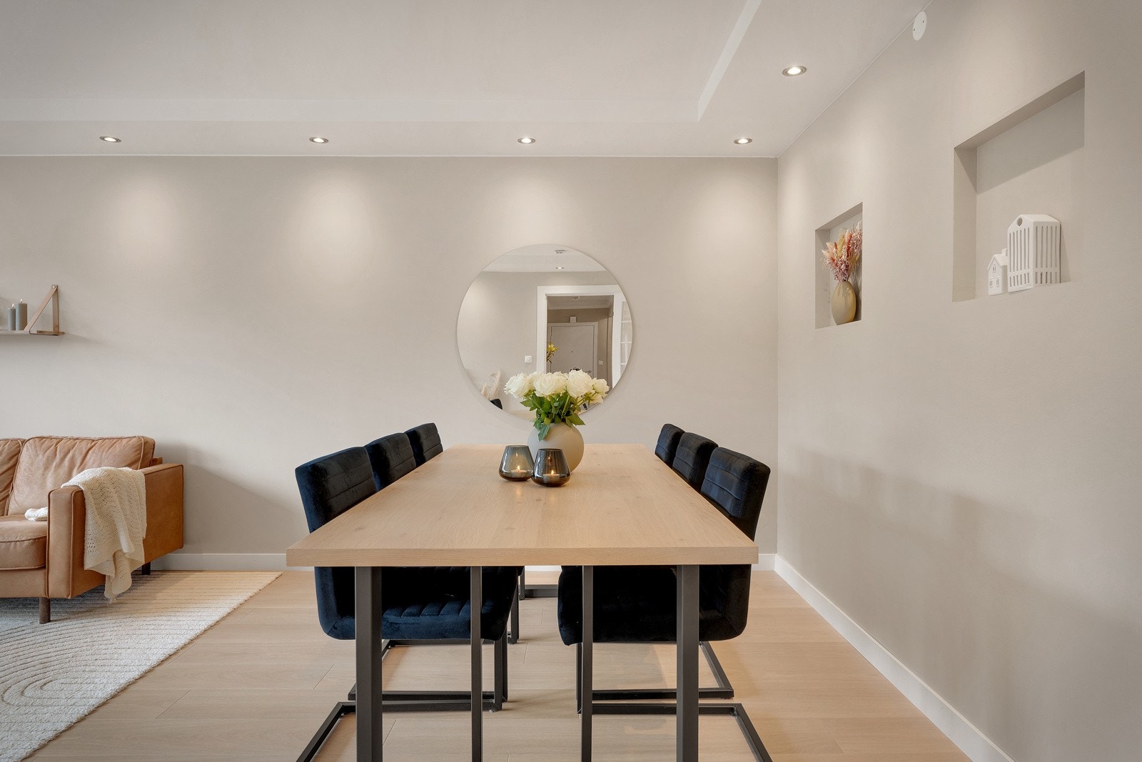- Ved spisestuen er det to lekre innfelte hyller - Galleribilde