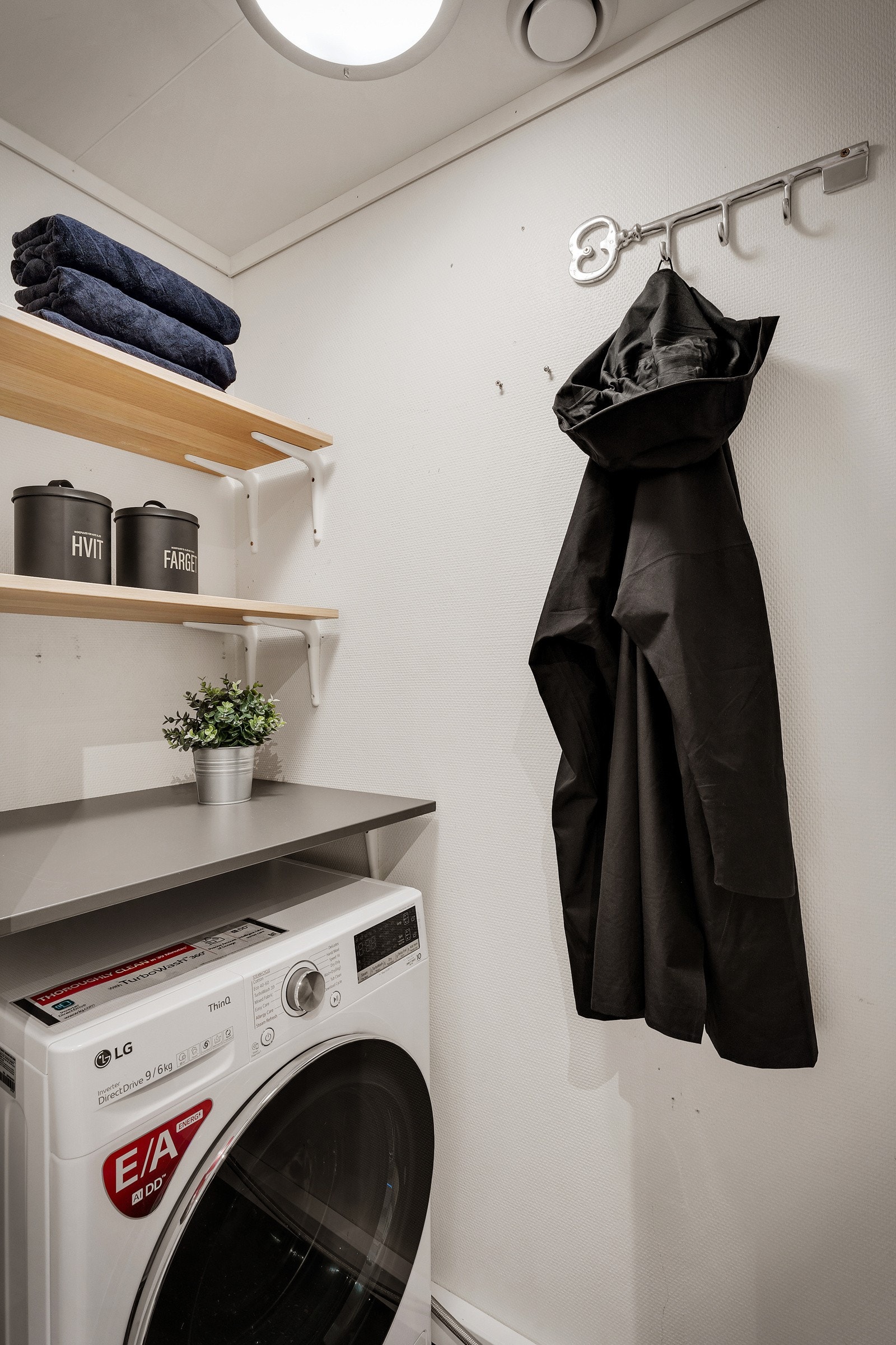 - Rommet inneholder ventilasjonsanlegg og opplegg for vaskemaskin. Det er plass til hyller og knagger for ekstra oppbevaring - Galleribilde