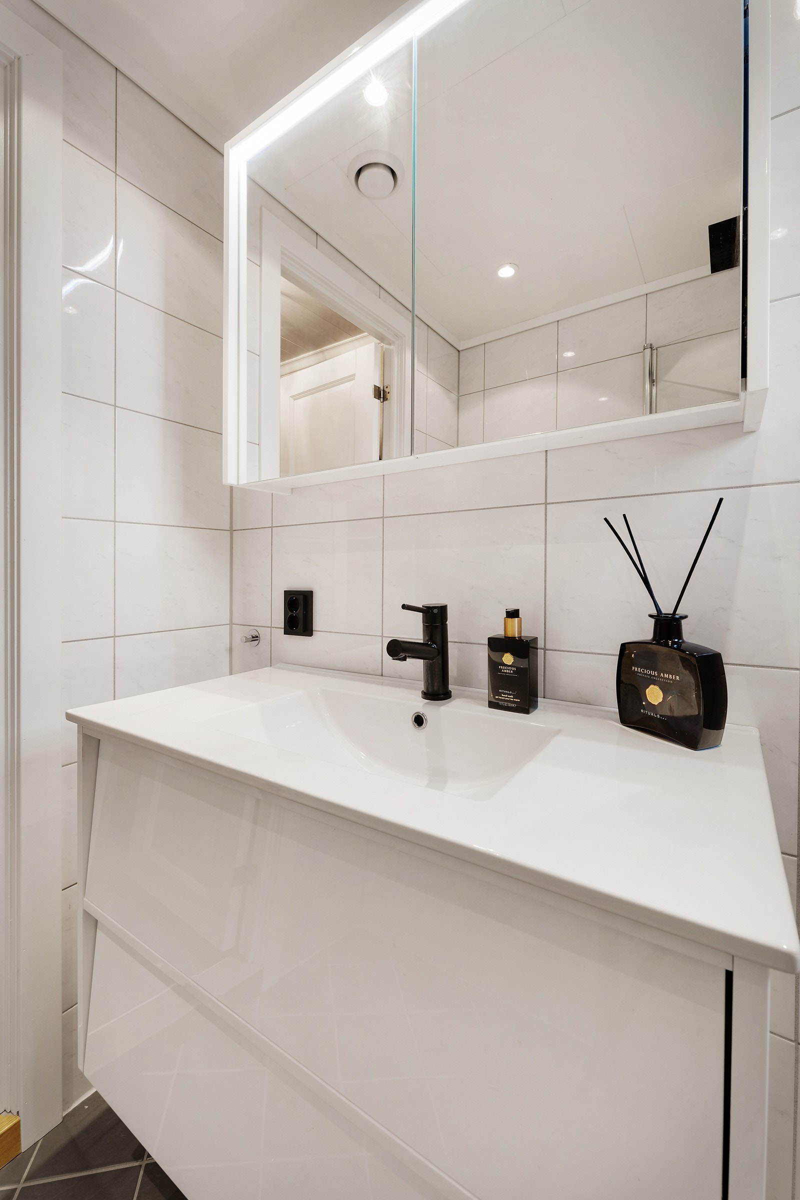 - Badet er innredet med dusjnisje og baderomsinnredning med heldekkende servant, samt speil og belysning. Galleribilde