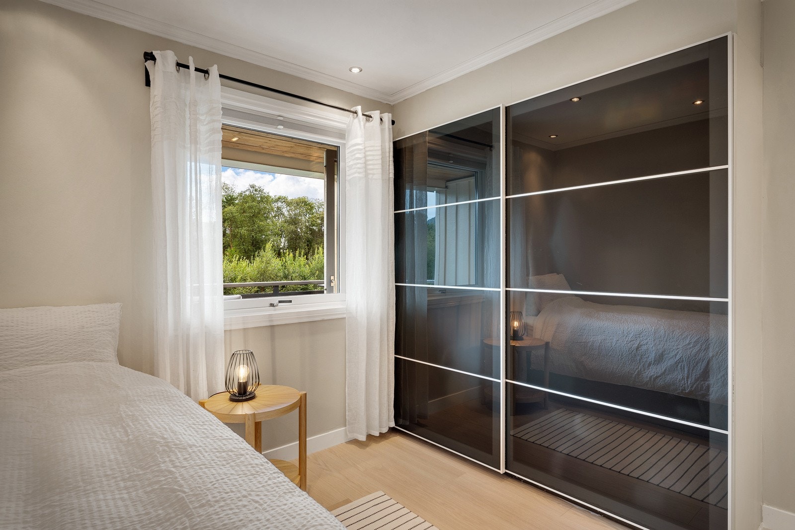 - Plass til seng, nattbord og garderobe - Galleribilde