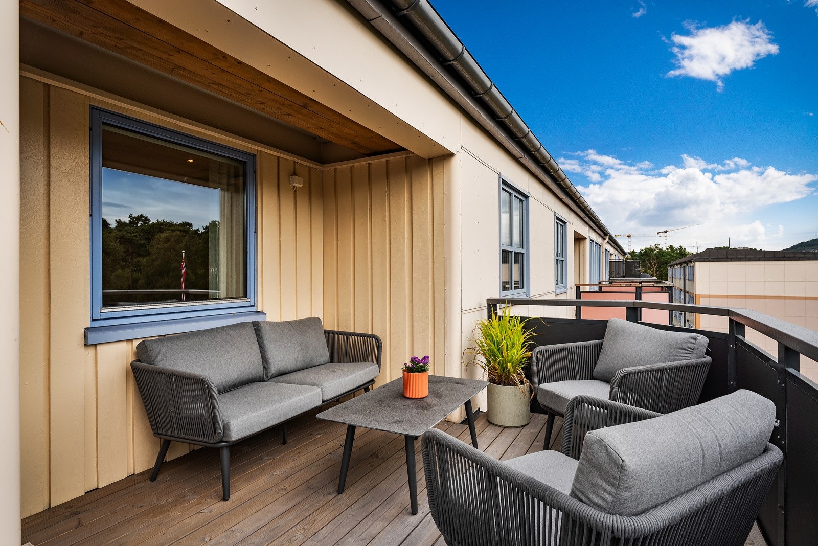 - Terrassebord ble oljet i 2023 - Galleribilde