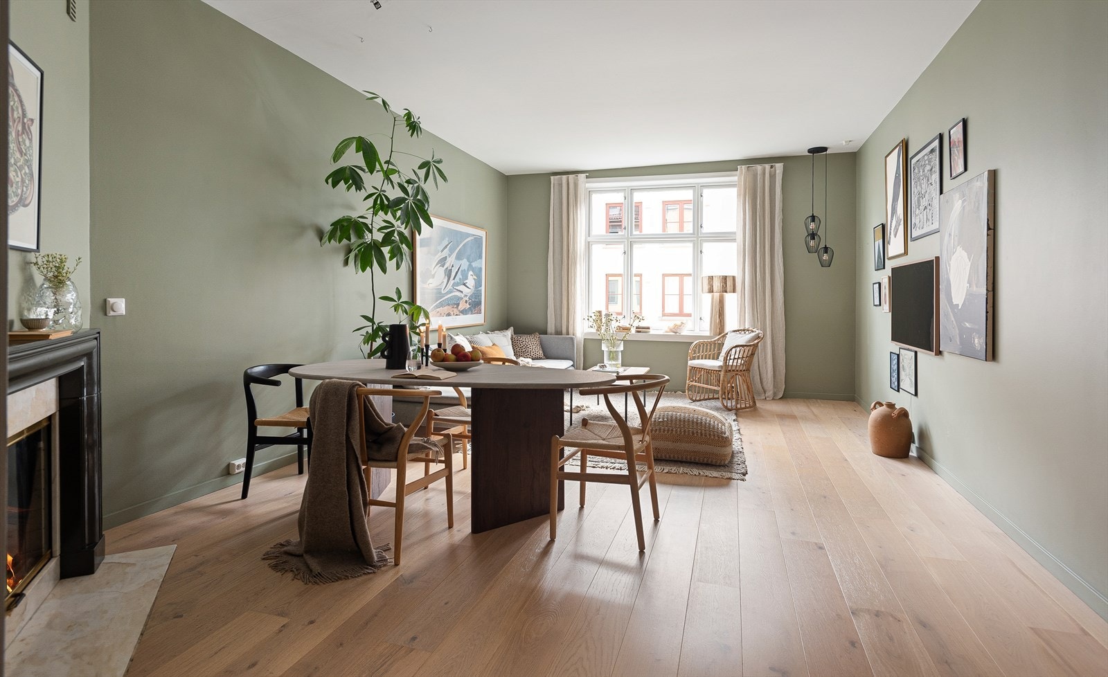 Stuen har parkett på gulv og malt overflate på vegger og i himling. Galleribilde