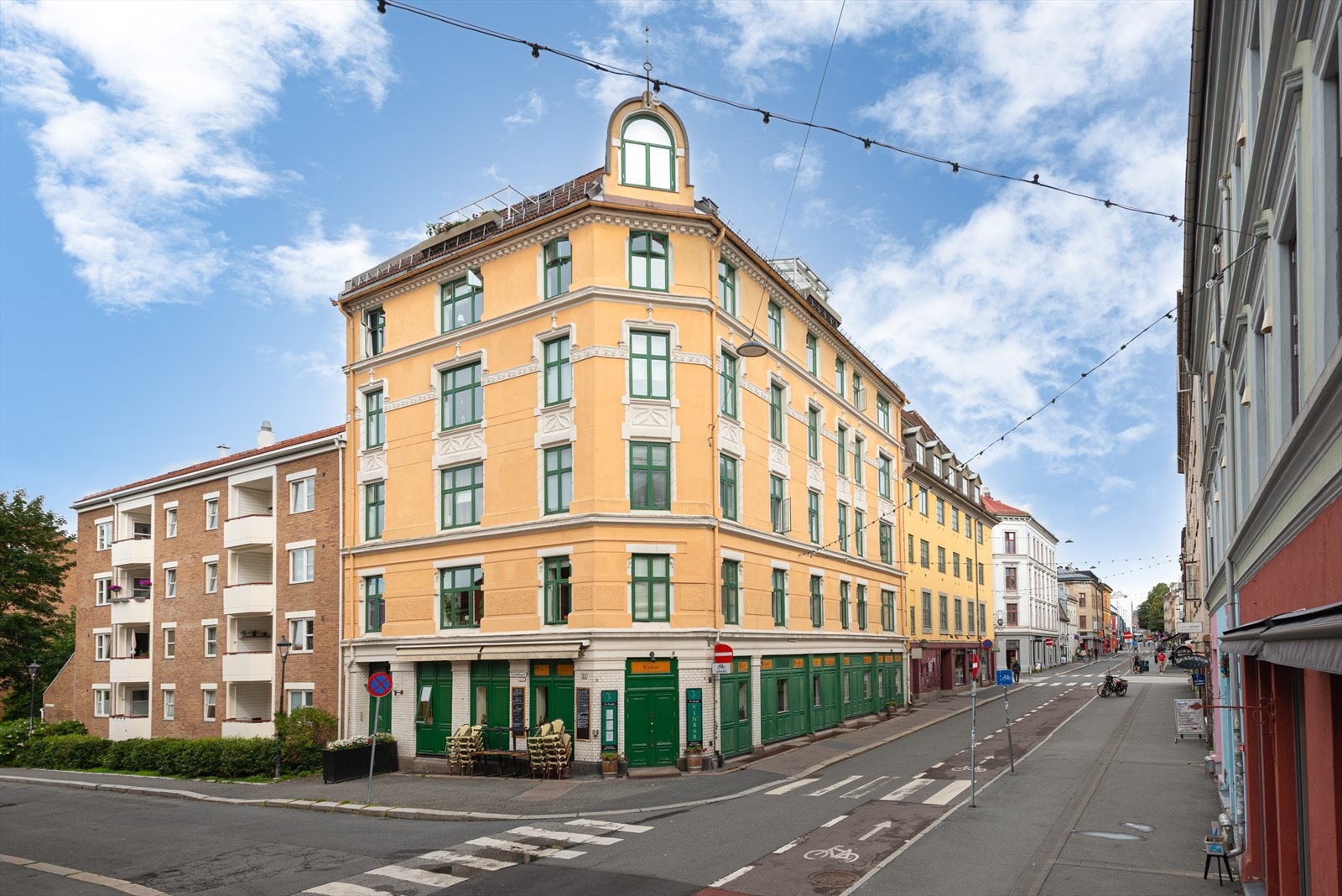 Grünerløkka er en levende og spennende bydel i Oslo, kjent for sin pulserende atmosfære, kunstneriske preg og historiske bygninger. Galleribilde