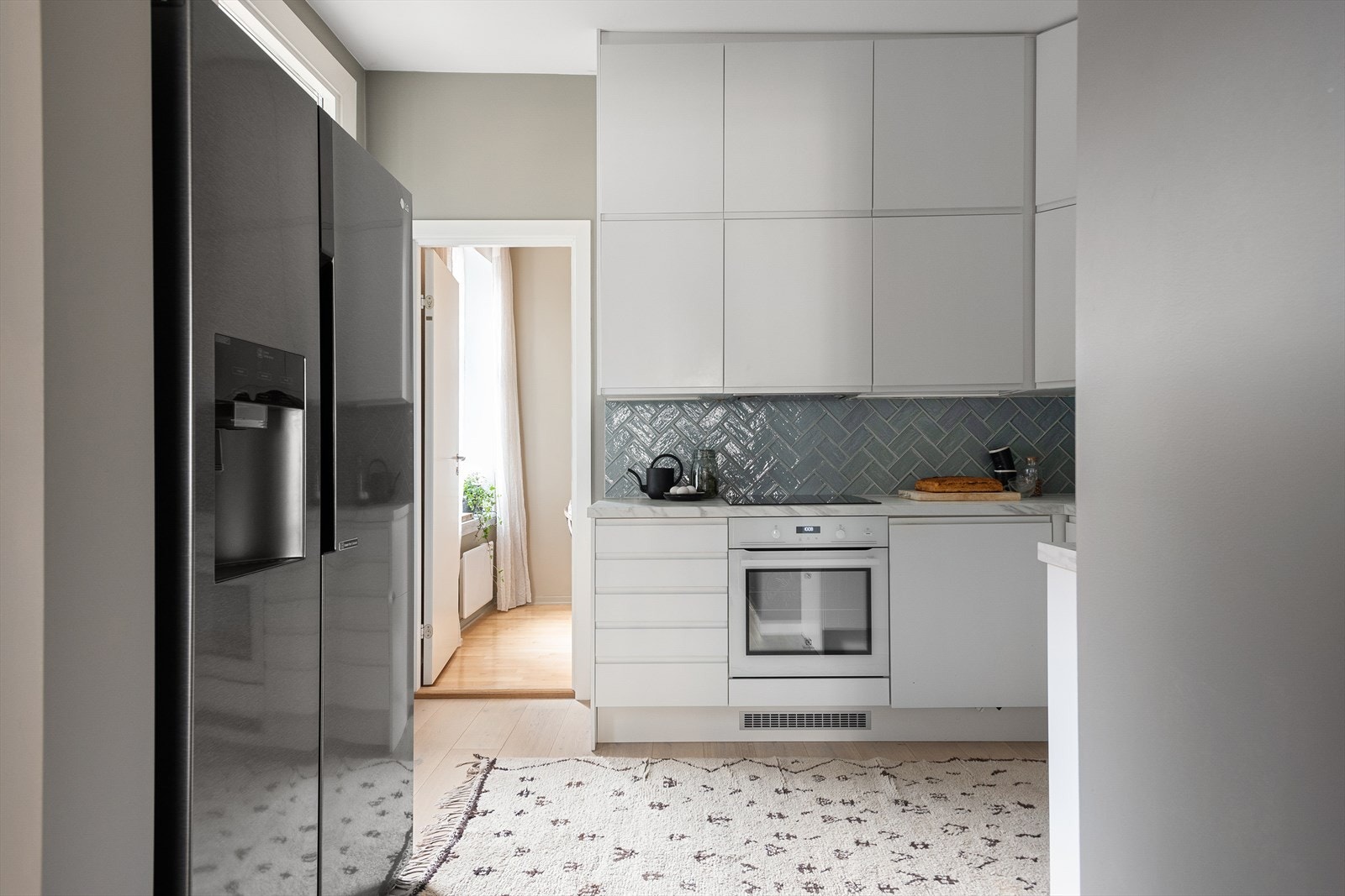 Separat kjøkken med kjøkkeninnredning fra Epoq montert i 2019. Rikelig med lagringsplass på da skapene går helt opp til taket. Galleribilde