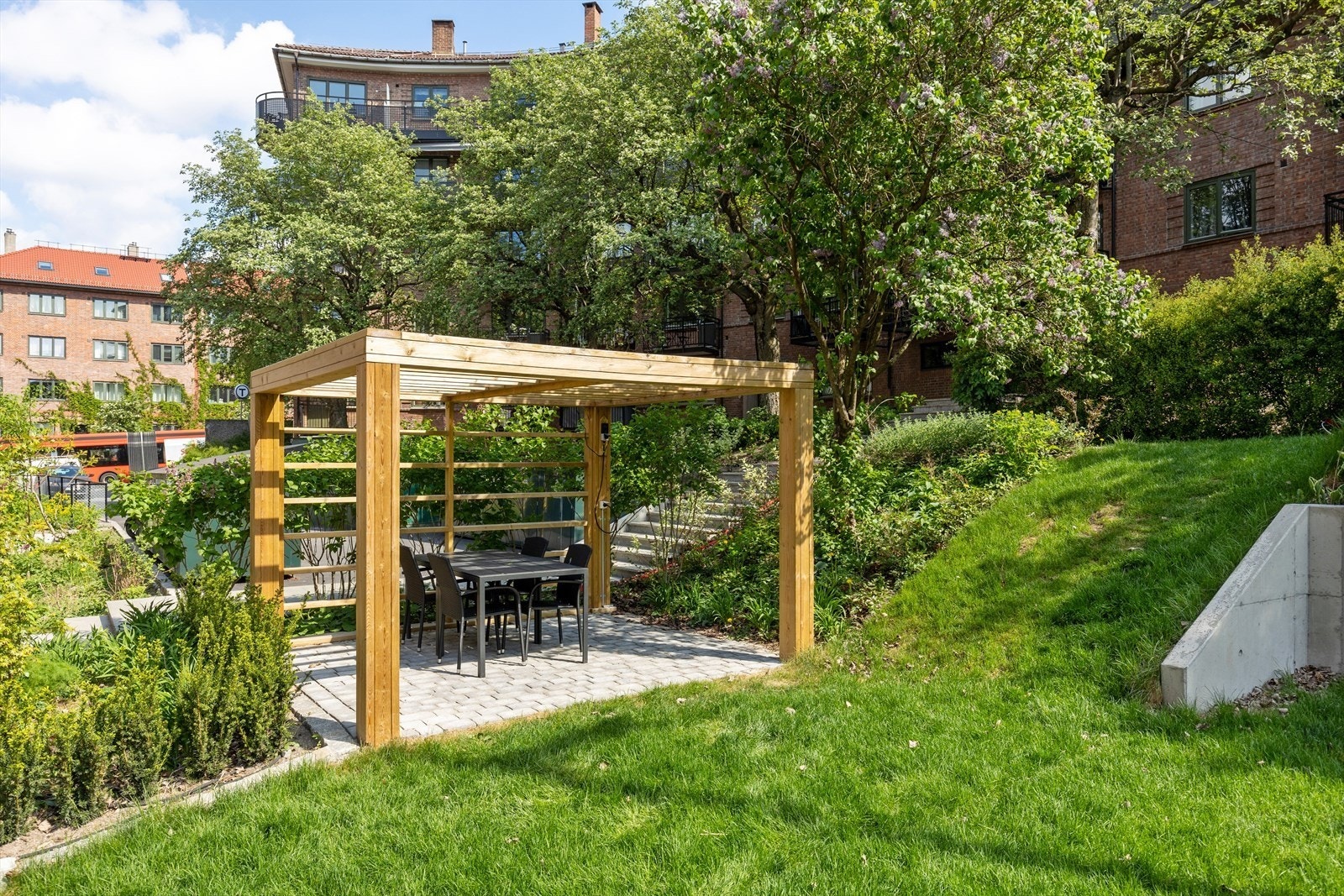 Koselig pergola som kan benyttes av beboerne. Galleribilde
