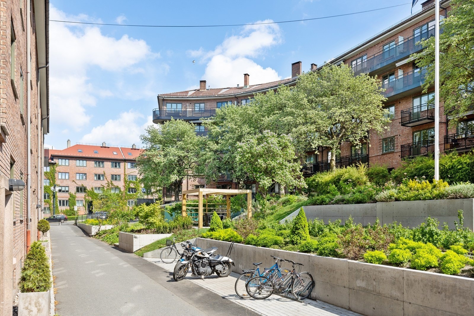 Her finner du blant annet flere sittegrupper, sykkelparkering for både MC og tråsykkel. Galleribilde