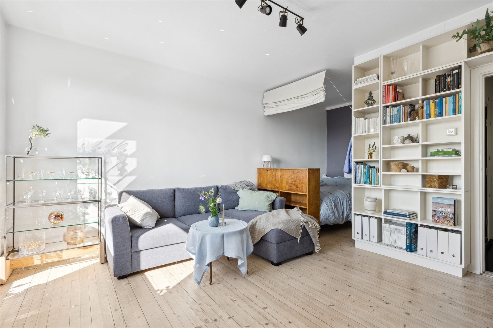 Leiligheten har en arealeffektiv planløsning med smart innredning. Galleribilde