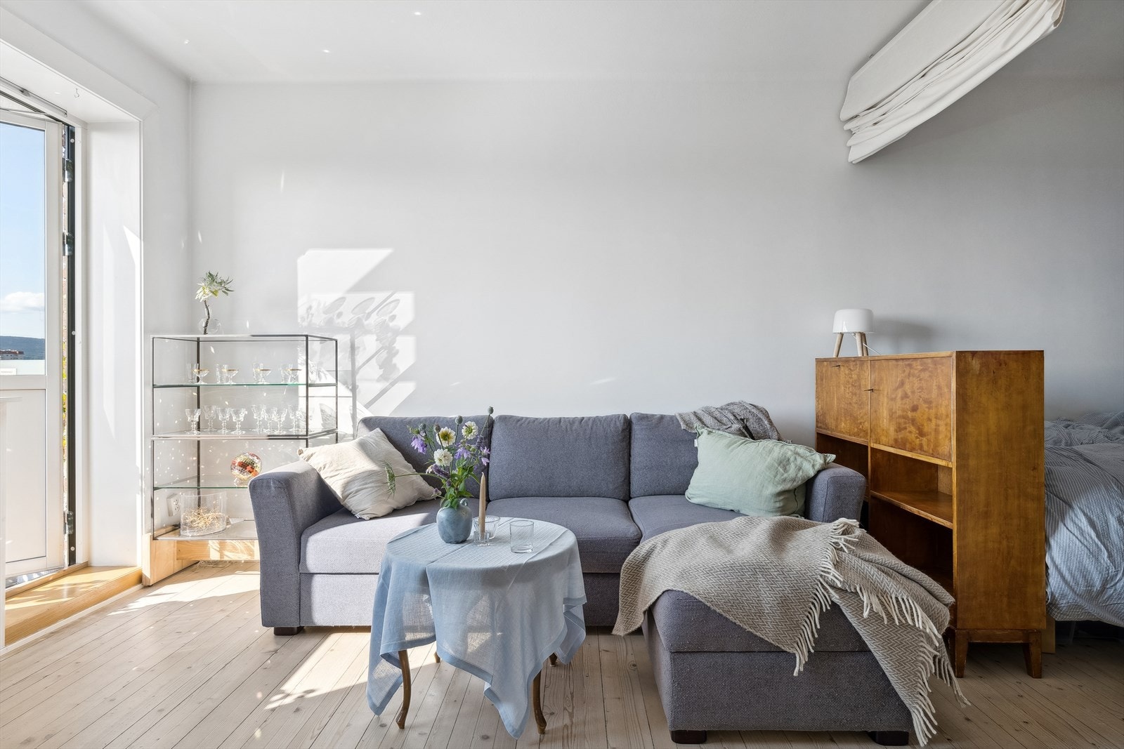 Stuens store vinduer slipper inn rikelig med naturlig lys, og gir leiligheten en hyggelig atomsfære Galleribilde