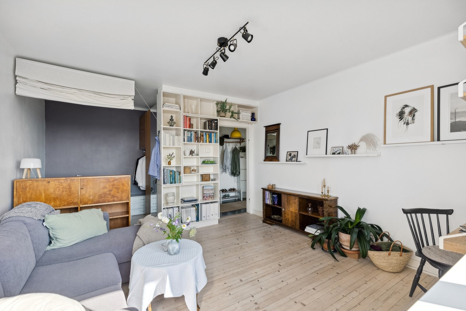 Her er det god plass til en sofagruppe og tilhørende møblement Galleribilde