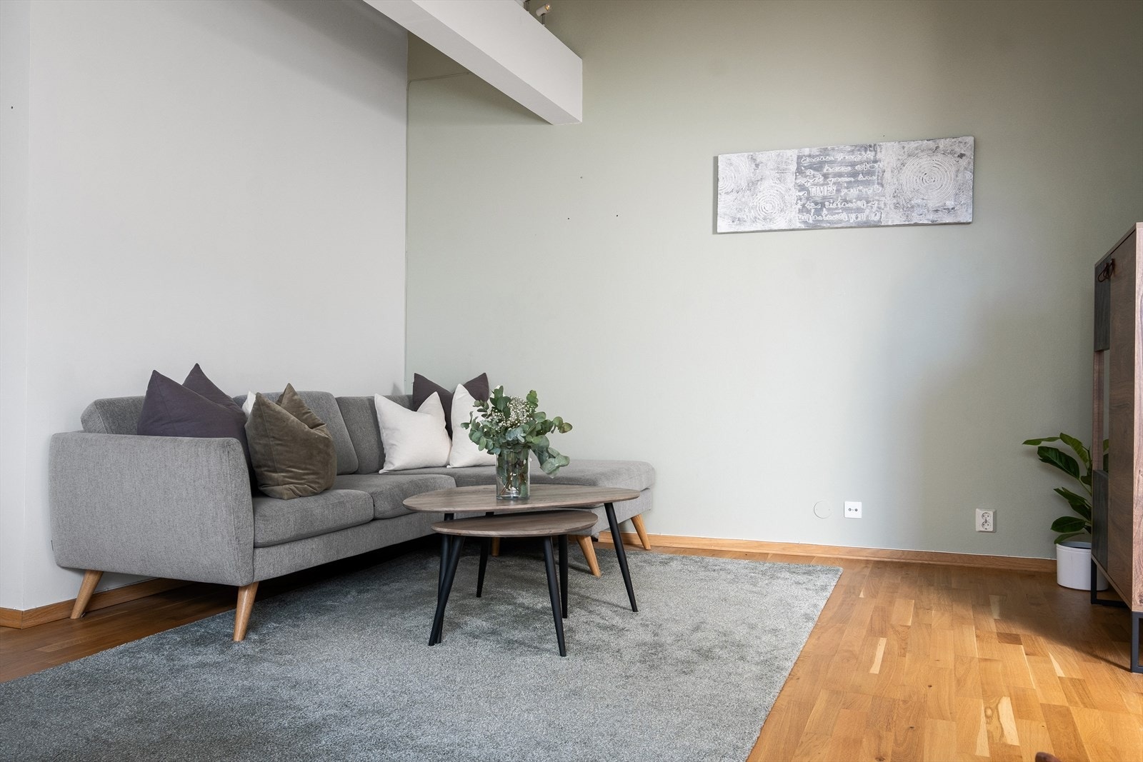 Leiligheten er malt i delikate og tidsriktige farger. Galleribilde