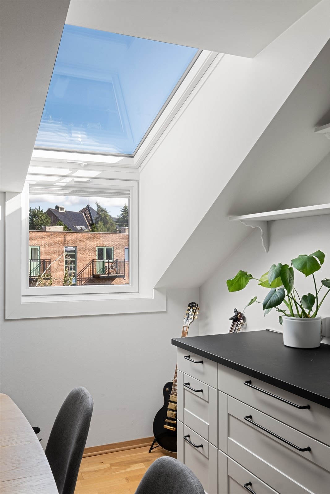 Store vindusflater som gir rikelig med luft og lys. Galleribilde