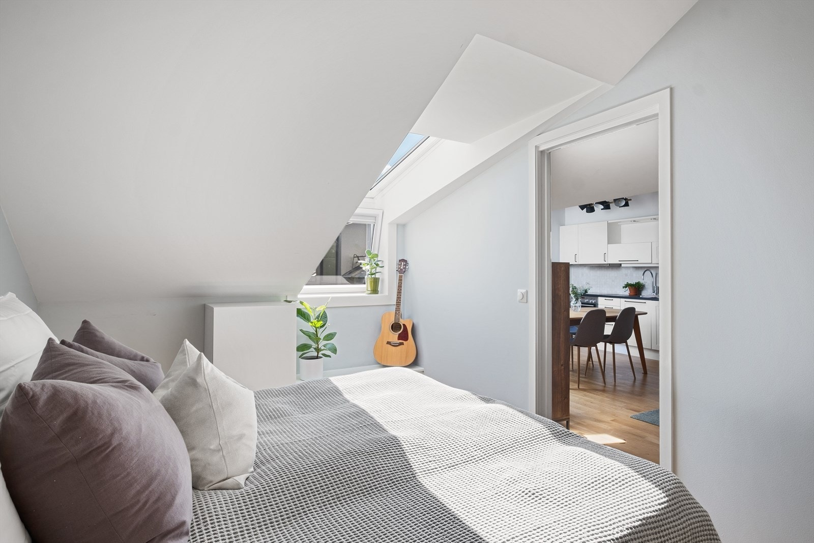 God plass til dobbeltseng med tilhørende nattbord. Galleribilde