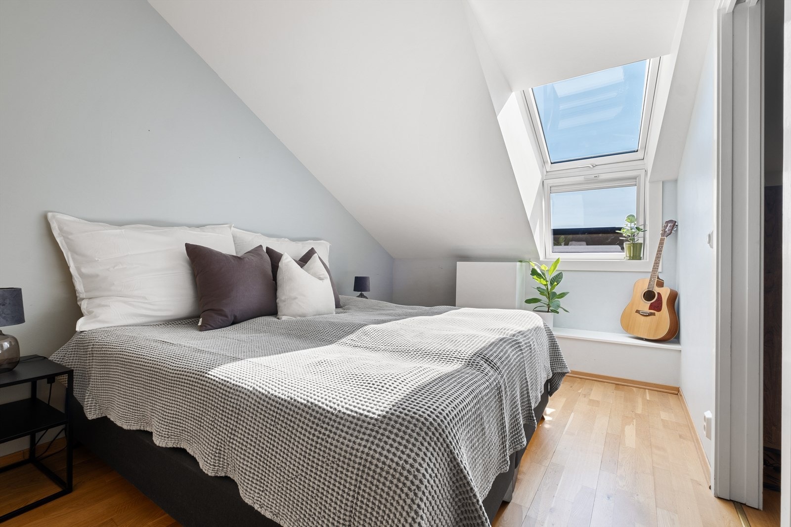 Romslig soverom. Galleribilde