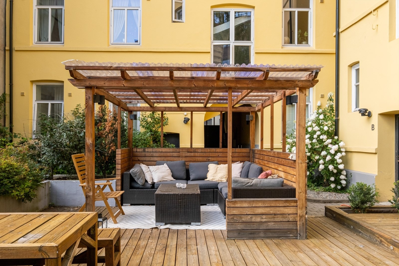 Svært hyggelig bakgård med sittegrupper. Galleribilde