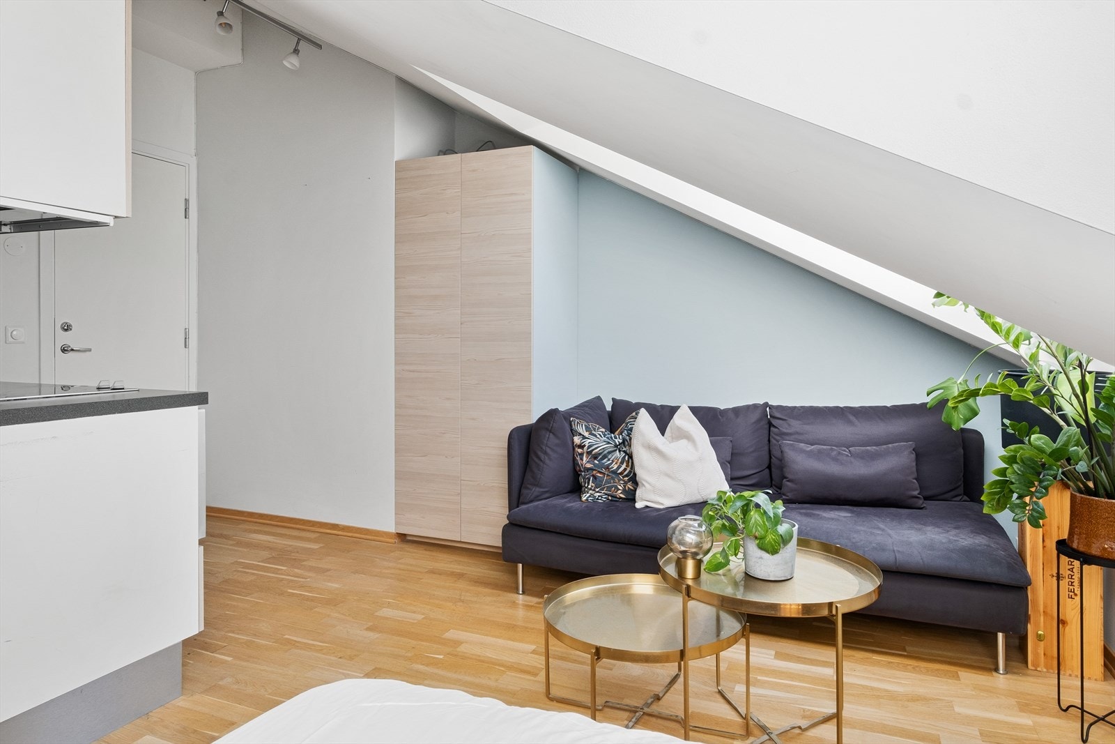 Hybelen er malt i delikate og tidsriktige farger. Galleribilde