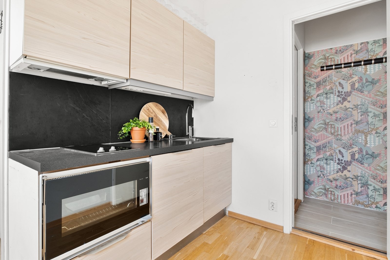 Utstyrt med hvitevarer som komfyr, 2 soners platetopp, kjøleskap samt ventilator over kokesone. Galleribilde