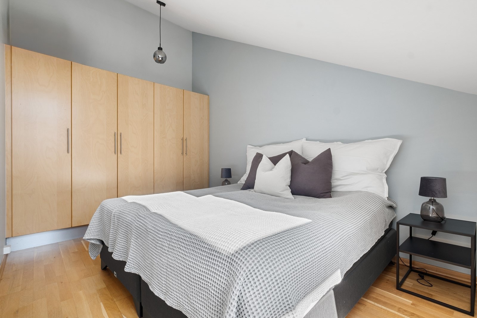 Store vindusflater som gir rikelig med luft og lys. Galleribilde