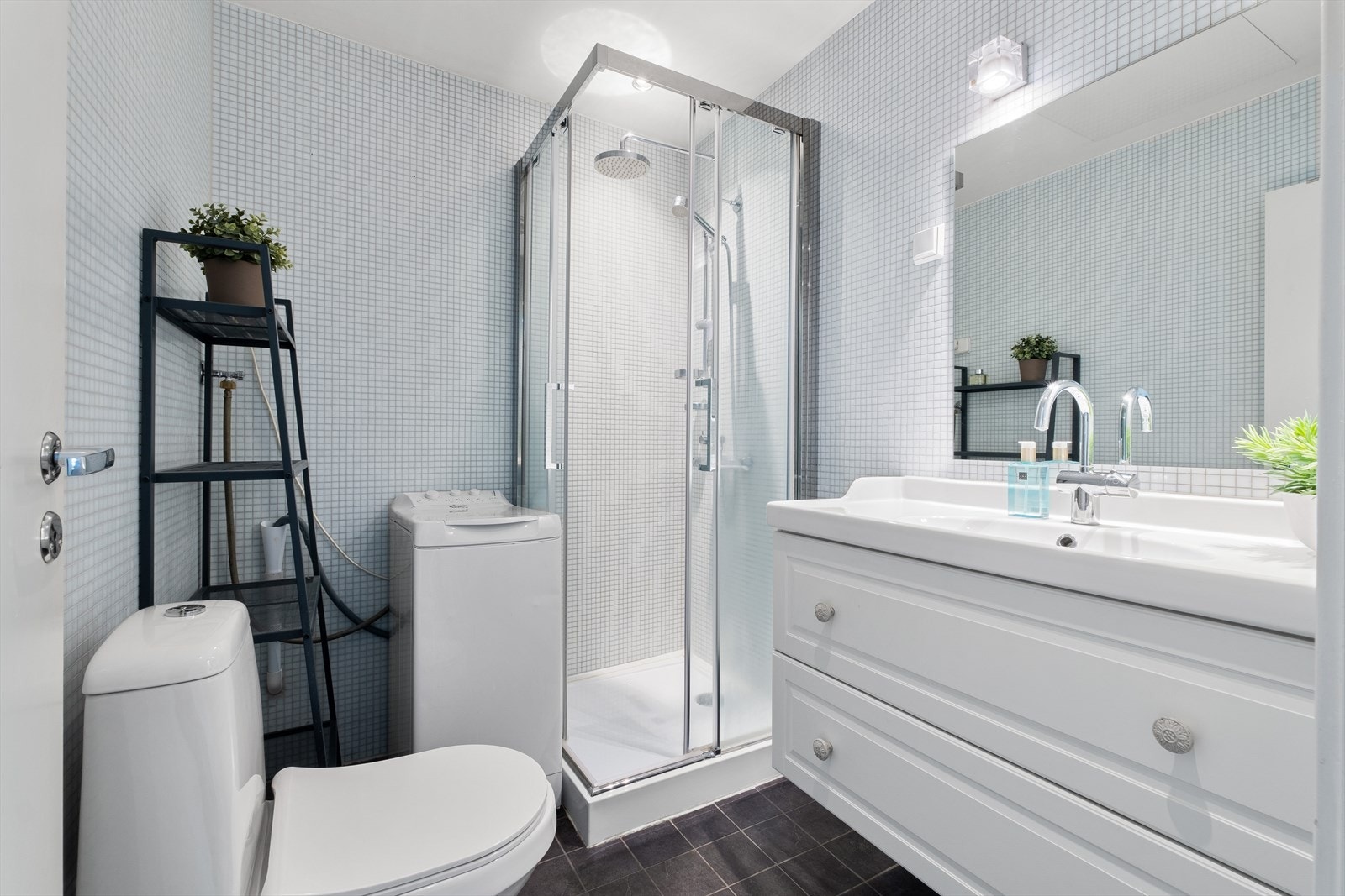 Flislagt baderom med varme i gulvet. Galleribilde