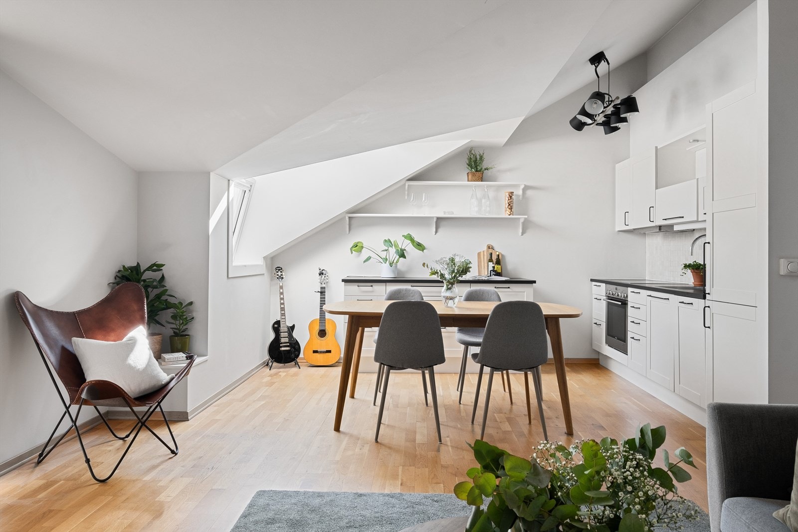 En lys og hyggelig 2-roms andelsleilighet med hybeldel. Galleribilde