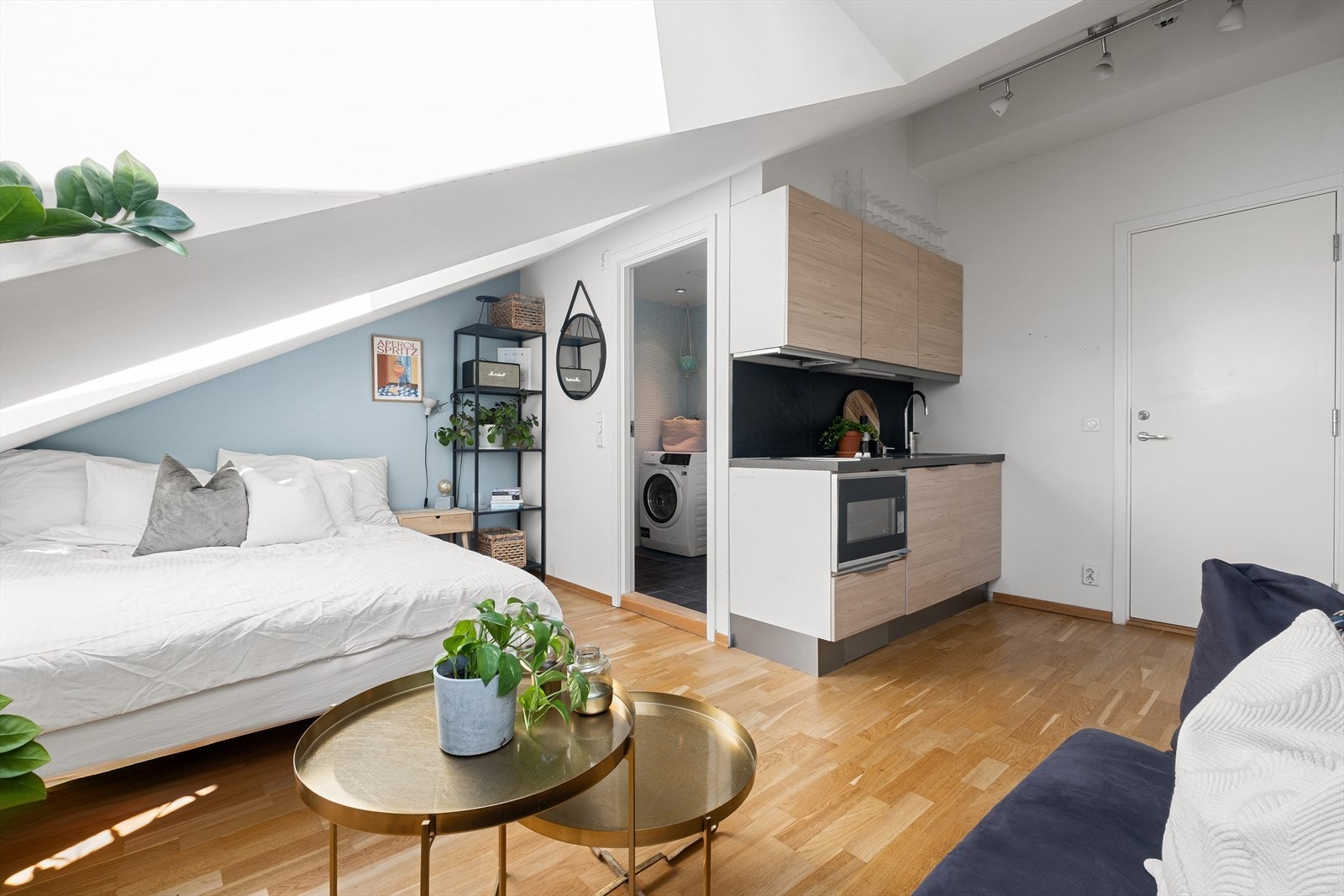 Stuen har en åpen løsning mot kjøkkenet. Galleribilde