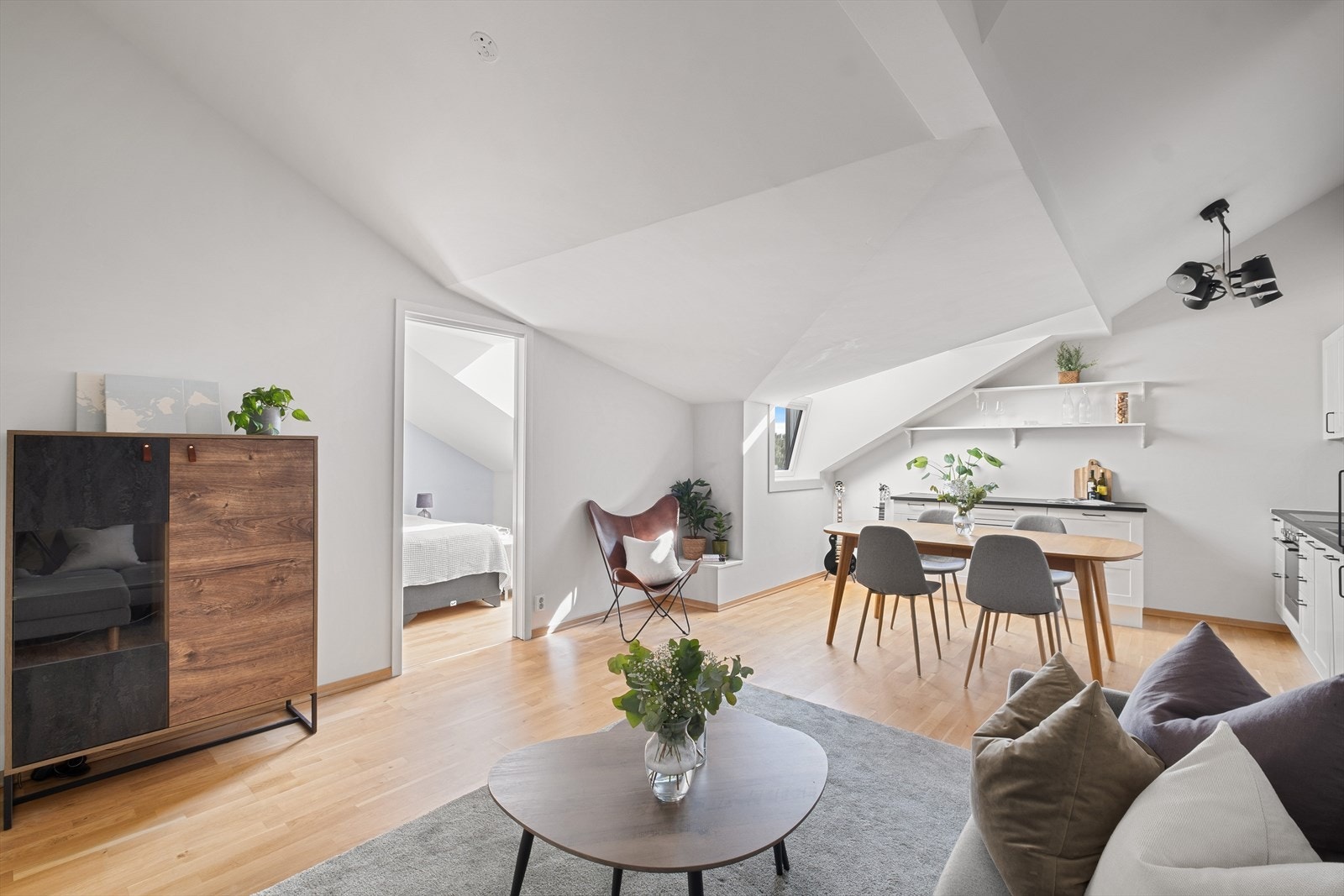 Lys og hyggelig stue med god takhøyde. Galleribilde