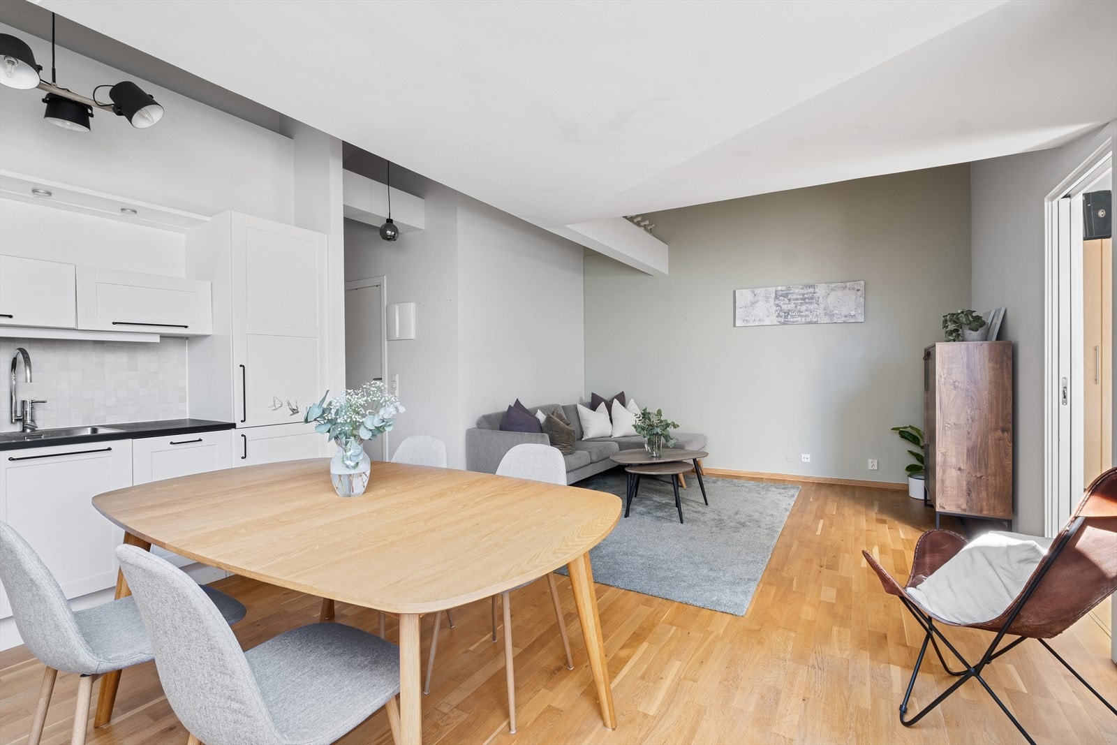 Stuen har god plass til sofaseksjon med tilhørende møblement, TV-benk og spisebord. Galleribilde