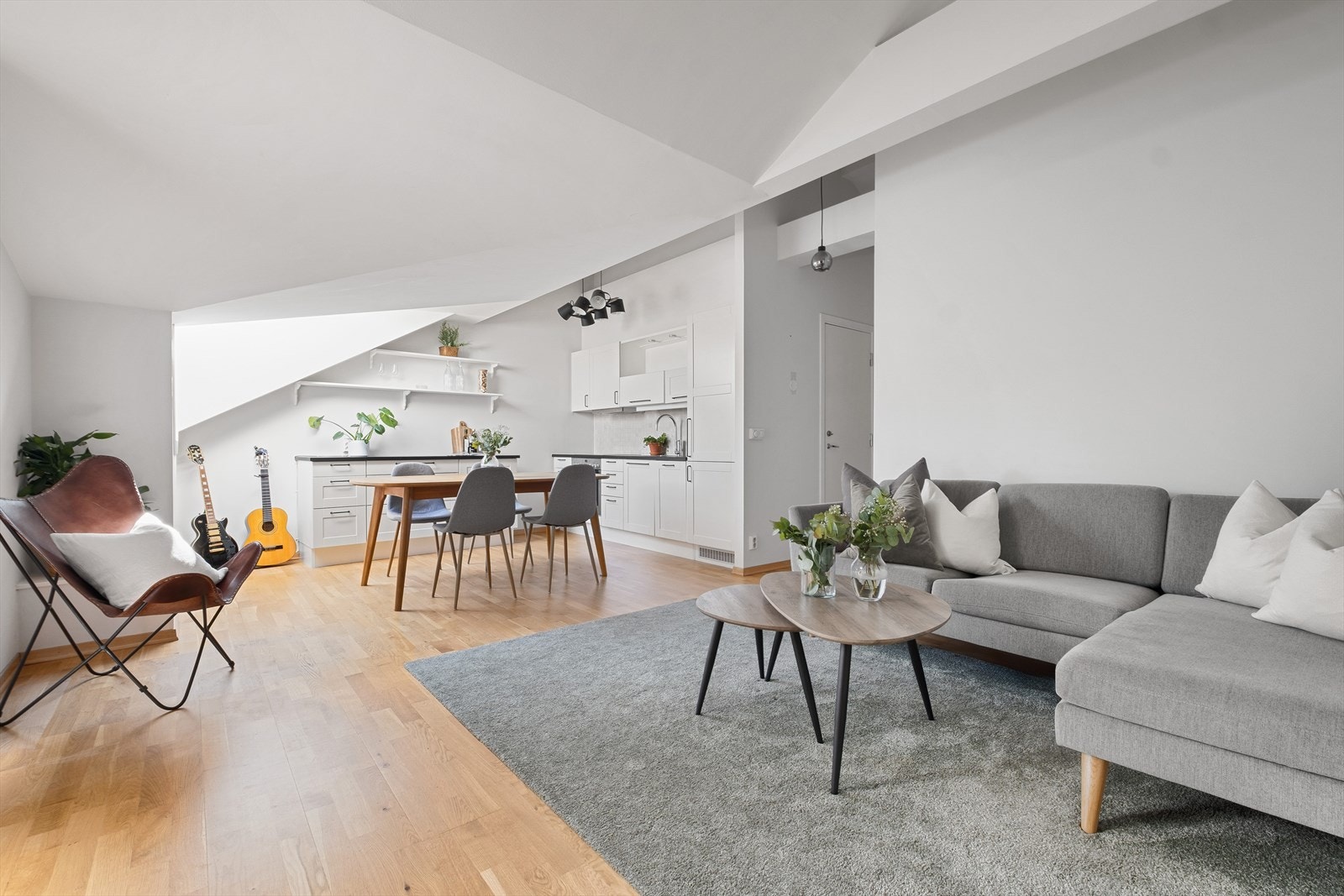 Stuen har en åpen løsning mot kjøkkenet. Galleribilde