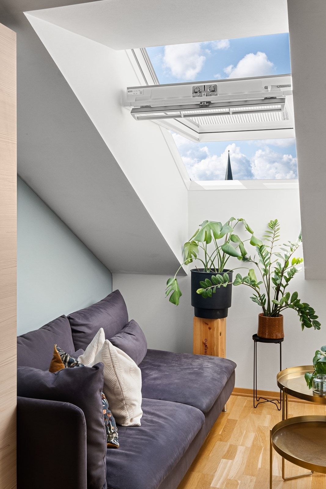 Store vindusflater som gir rikelig med luft og lys. Galleribilde