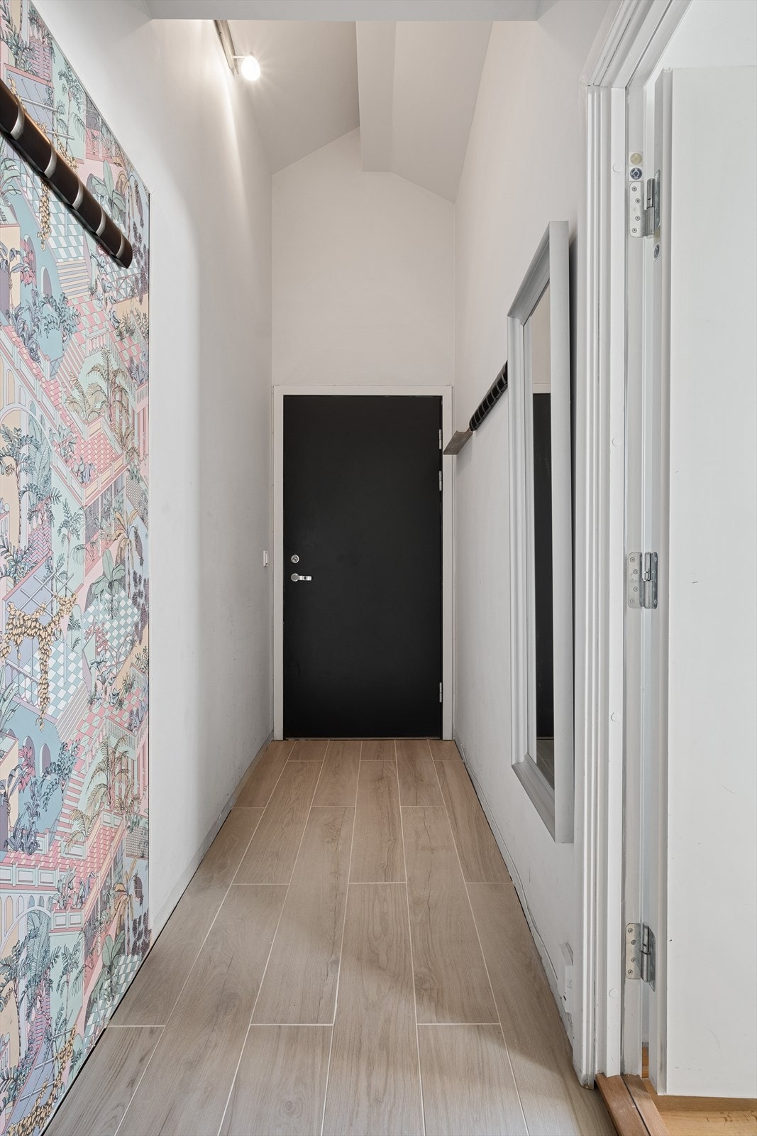 God plass til sko og yttertøy. Galleribilde