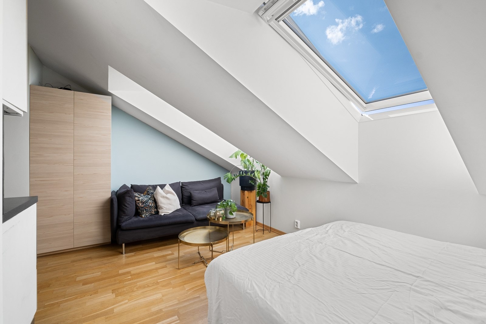 Trivelig stue med plass til sofaseksjon med tilhørende møblement. Galleribilde