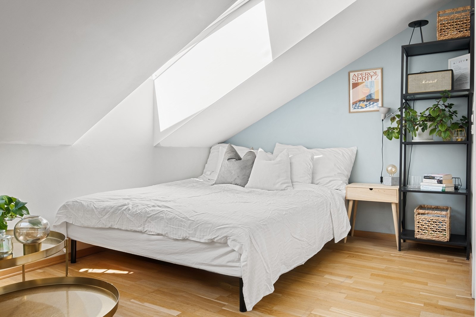 Plass til dobbeltseng med tilhørende nattbord. Galleribilde