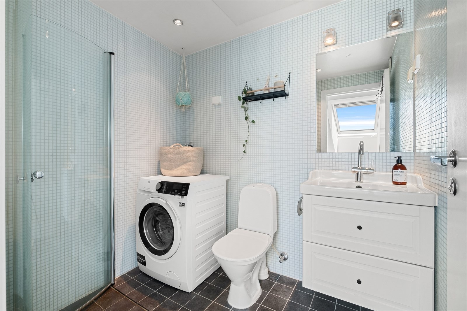 Flislagt baderom med varme i gulvet. Galleribilde