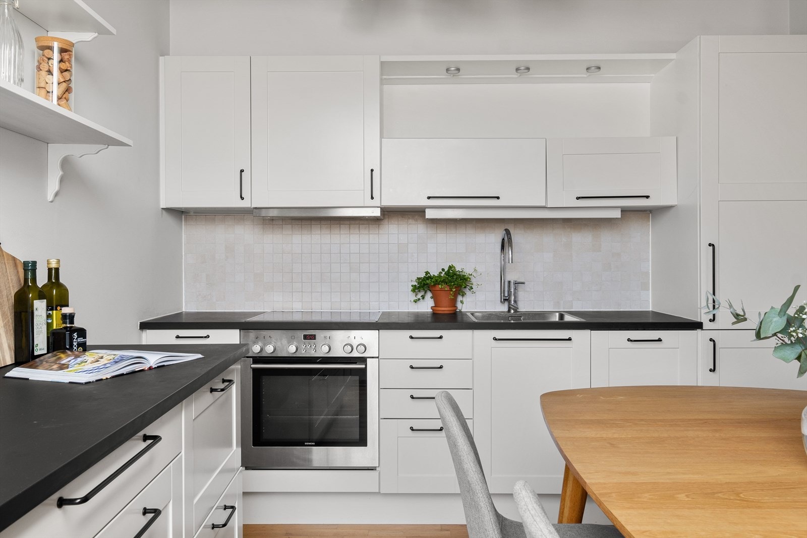 Utstyrt med hvitevarer som komfyr, platetopp, oppvaskmaskin, kjøl/ fryseskap samt ventilator over kokesone. Galleribilde