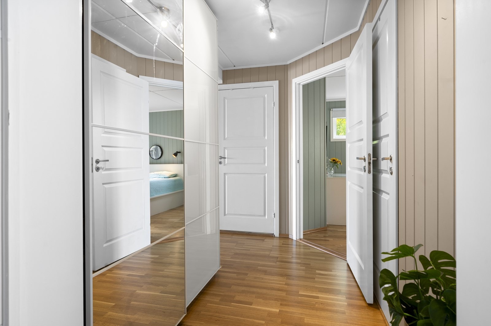 I entréen er det en stor skyvedørsgarderobe som gir rom for oppbevaring av ytterklær og sko. Galleribilde